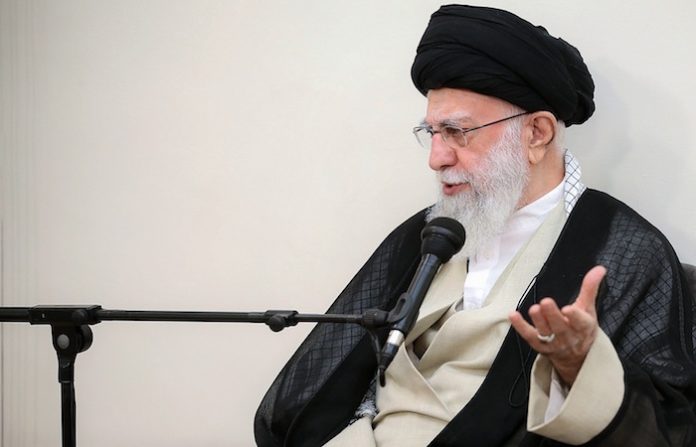El líder supremo de Irán promete una respuesta “demoledora” a EU e Israel