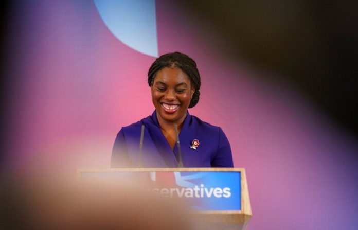 Líder conservadora británica es la primera política negra al frente de un partido