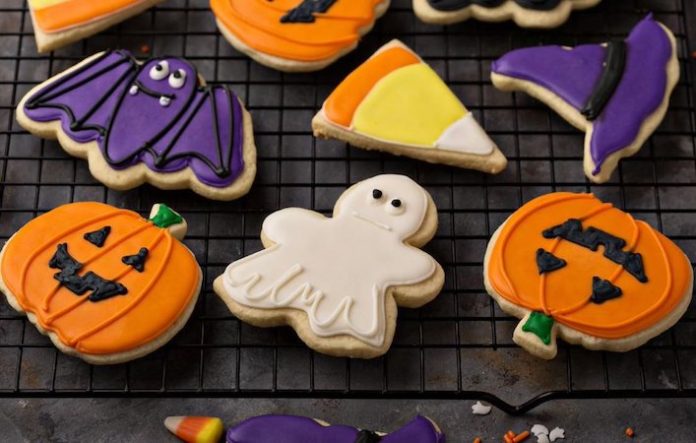 Medios reportan que niños en Polonia encuentran objetos punzantes en dulces de Halloween