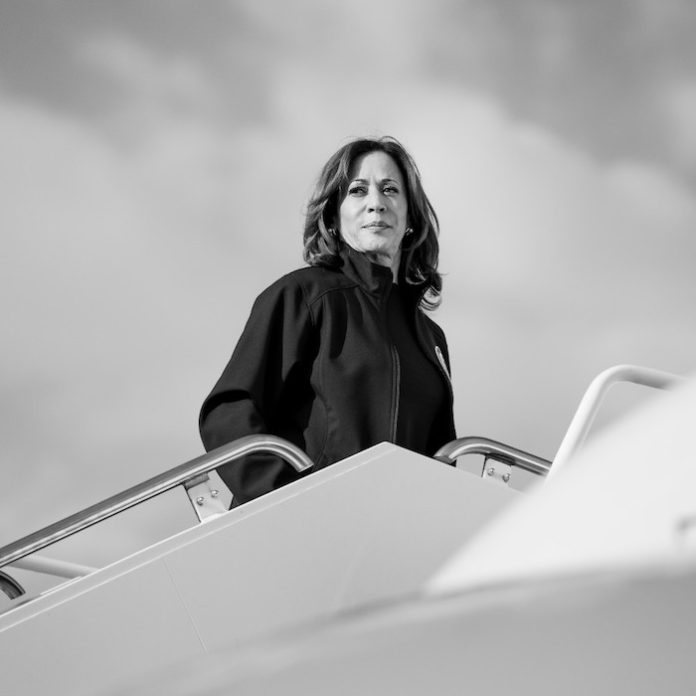 Harris lidera en suficientes estados pendulares para ganar las elecciones, según sondeo