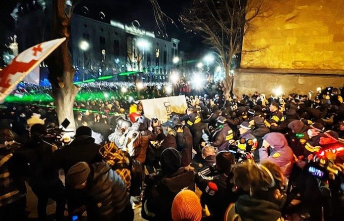 Más de 50 policías heridos en las protestas de la oposición en Tiflis