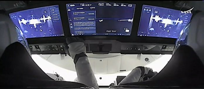 Crew Dragon con el ruso Gorbunov a bordo se traslada a otro puerto de acoplamiento de EEI