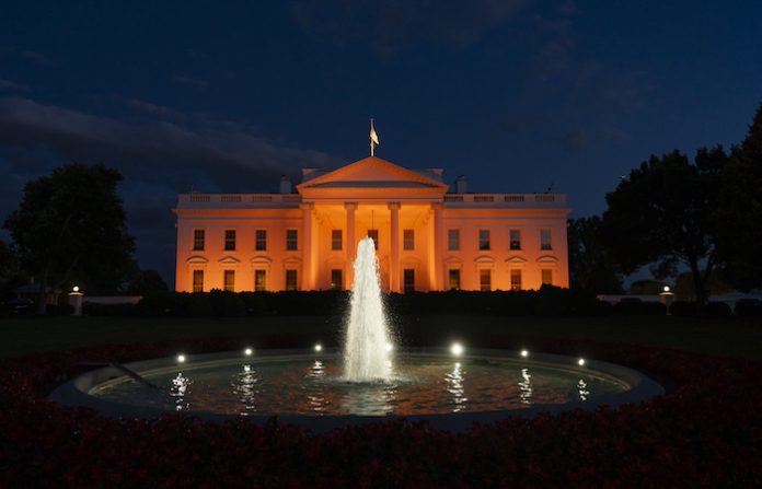 Reportan que alrededor de 100.000 empleados federales de EU dejaron sus puestos