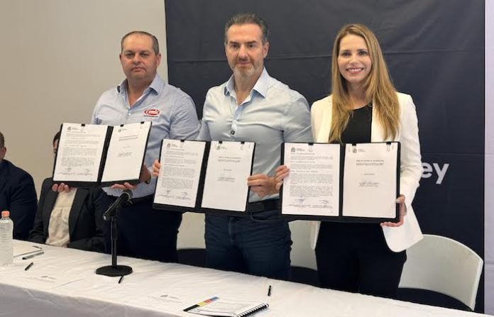 Monterrey firma convenio con CMIC para fortalecer programas de asistencia social del DIF