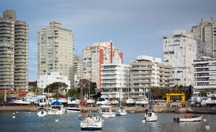 Desempleo en Uruguay se sitúa en 7,3% en octubre, el nivel más bajo desde 2021