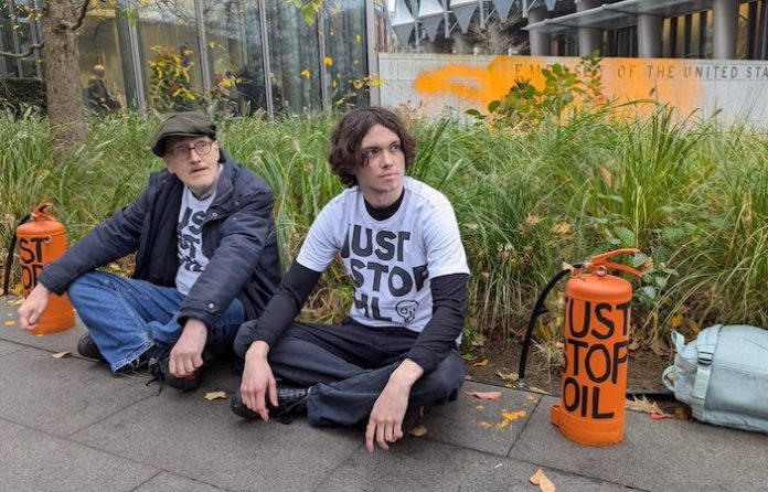 Video: Ecoactivistas pulverizan pintura contra embajada de EU en Londres tras victoria de Trump