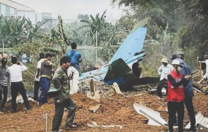 Un avión de la Fuerza Aérea de Vietnam se estrella en el centro del país