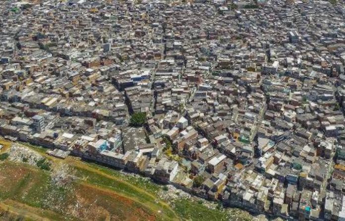 Más de 16 millones de brasileños viven en favelas, según censo