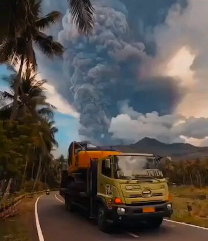 Indonesia en zona de catástrofe: miles de evacuados por erupción volcánica