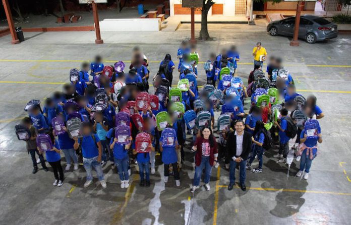 Diputada Brenda Velázquez impulsa seguridad escolar con entrega de mochilas transparentes