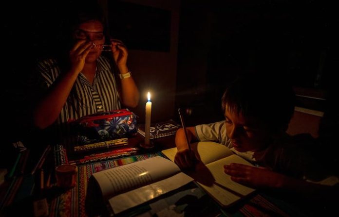 Ecuador impone 12 horas diarias de apagones para este fin de semana