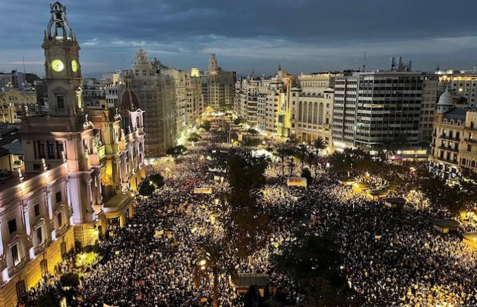 Miles de valencianos gritan “Mazón dimisión” en una protesta por gestión de la DANA