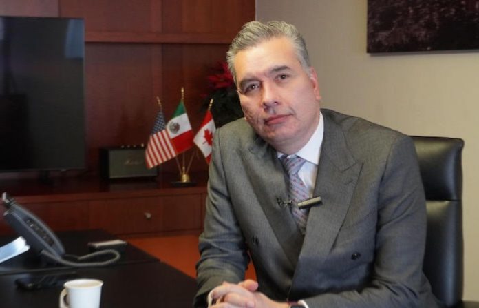 Avala Waldo Fernández la aprobación a la “Ley Silla” que servirá para mejorar las condiciones laborales
