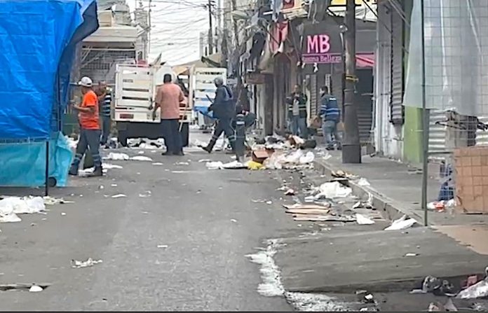 Monterrey refuerza limpieza y bacheo en el Centro durante la Navidad