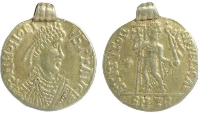 Hallan un colgante copiado de una moneda romana por los anglosajones con errores ortográficos