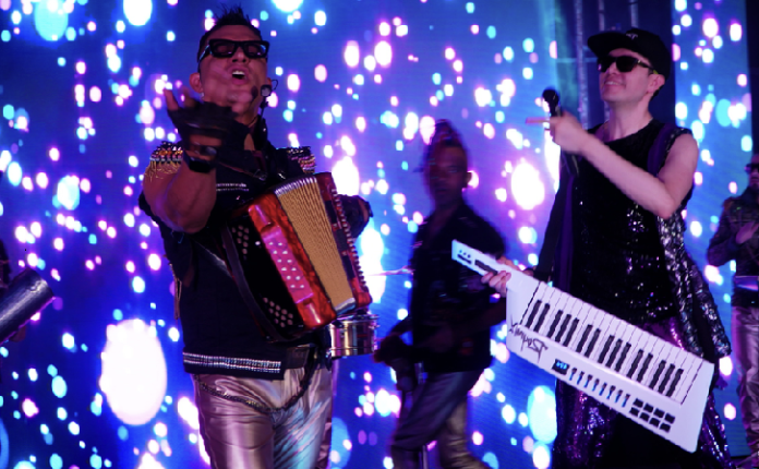 Raymix y Mexikolombia se unen al ritmo de “Aléjate De Mí”, una icónica electrocumbia de desamor