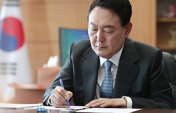 El Parlamento surcoreano aprueba una resolución que pide el arresto del presidente