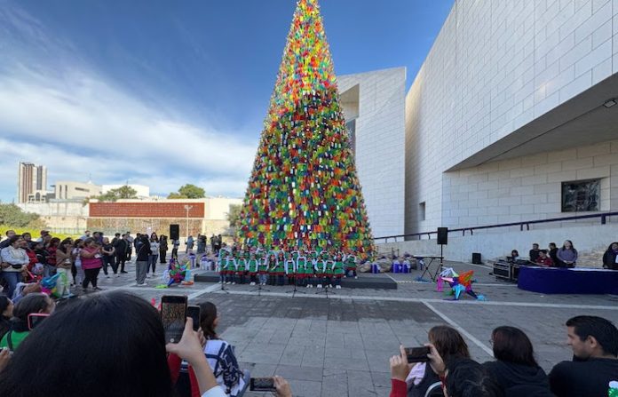 Llenan de vida la explanada con sus cantos y voces infantiles