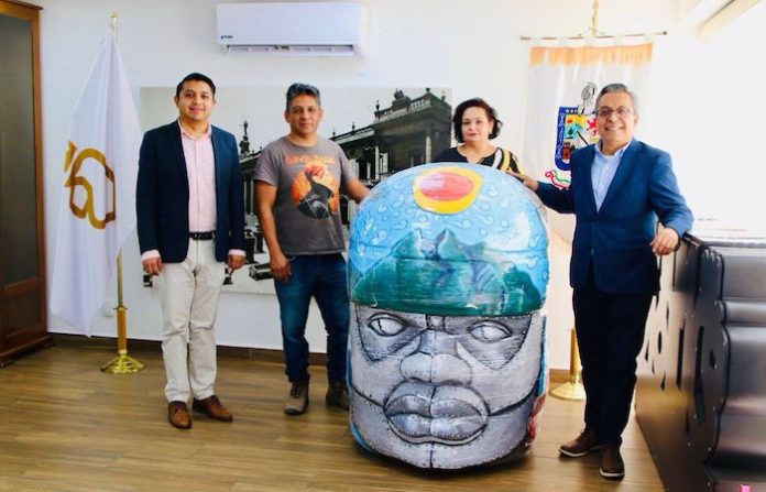 Instalan en Chicago cabeza olmeca con símbolos neoloneses