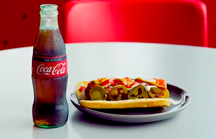 Descubren cuántos minutos de vida pierdes por beber un vaso de Coca-Cola o comer una salchicha