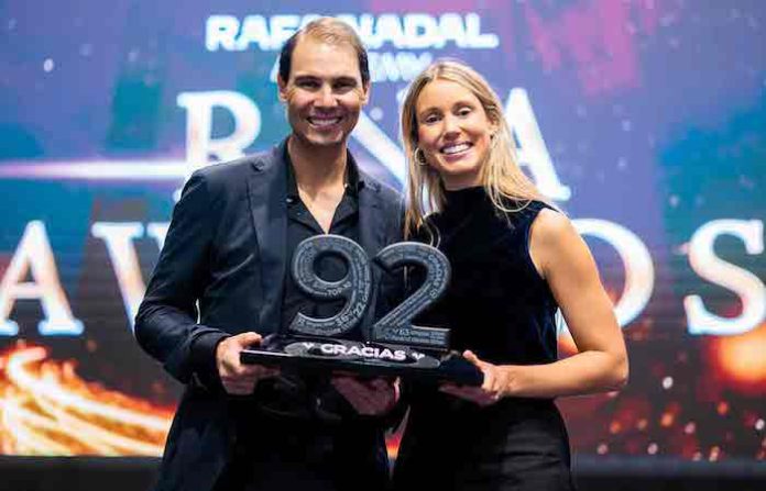 Nadal recibe el cariño de su Academia y un trofeo que agradece su legado