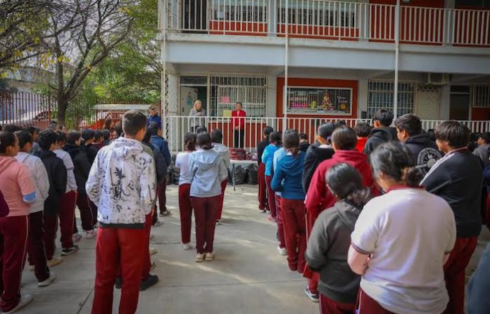 Promueve Reyna Reyes seguridad escolar con entrega de mochilas transparentes en Juárez