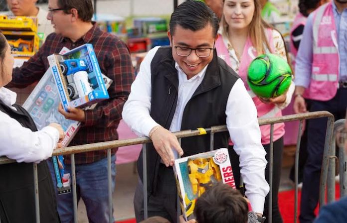 Entrega ‘Jo Jo Juárez’ más 6 mil juguetes