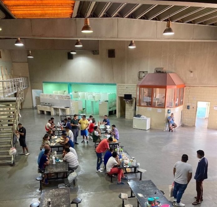 Gobierno de Argentina obliga a los presos federales a limpiar y mantener las cárceles