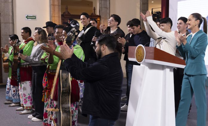 Presidenta de México lanza un himno para conmemorar el Día Internacional del Migrante