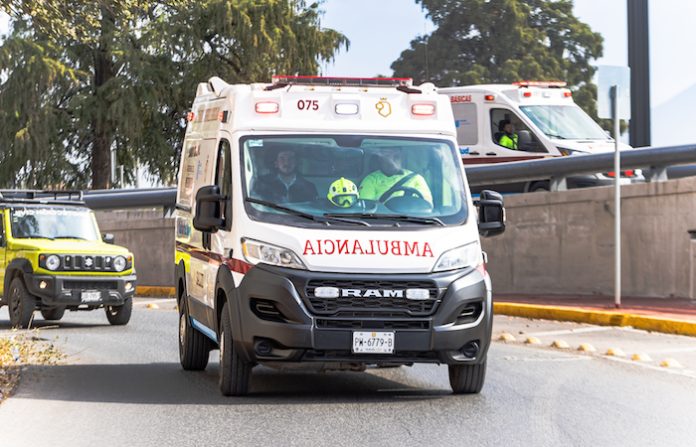 Entregan 30 ambulancias para fortalecer servicios médicos en NL