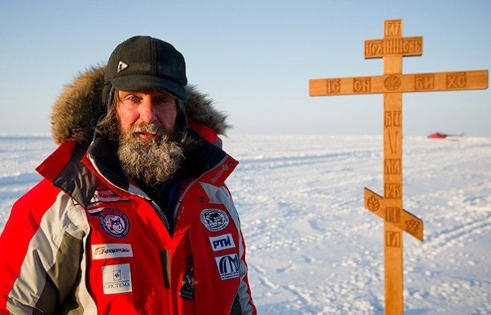 Explorador ruso Kóniujov sobrevive una tormenta en el Atlántico Sur en un bote de remo