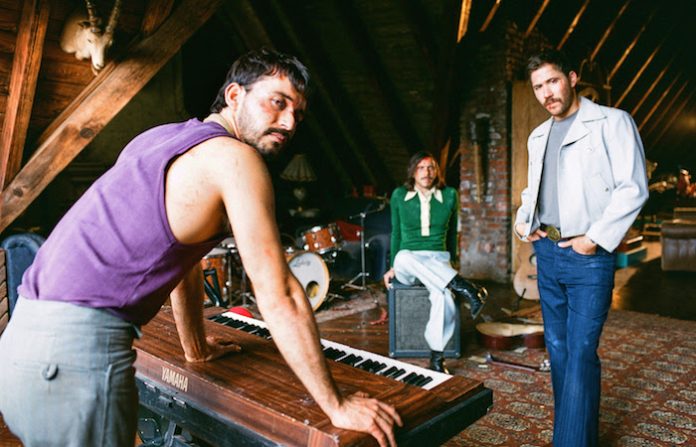 Los Mesoneros estrena video musical de “Ingenuo”