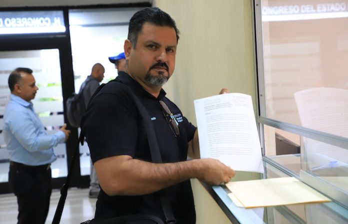 Maestros de inglés exigen base laboral y mejores prestaciones en Nuevo León