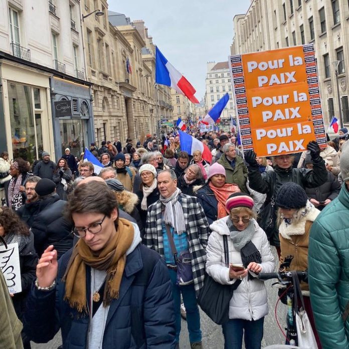 Manifestación contra envío de militares y equipos a Kiev se desarrolla en París