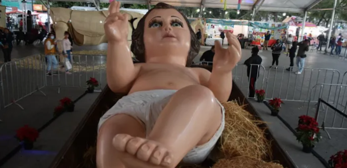 Miles de personas visitan al Niño Dios más grande del mundo