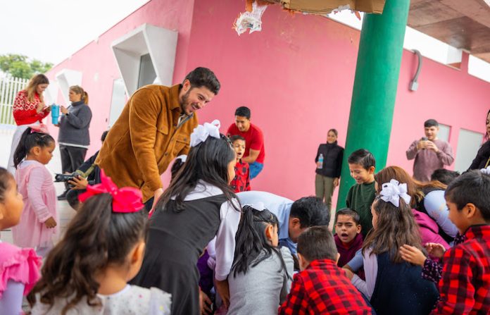 Conviven Samuel y Mariana con niñas, niños y adolescentes del Centro DIF Monarcas