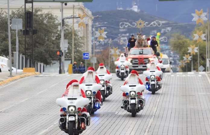 Policías y Tránsitos de Monterrey llevan alegría navideña a los niños