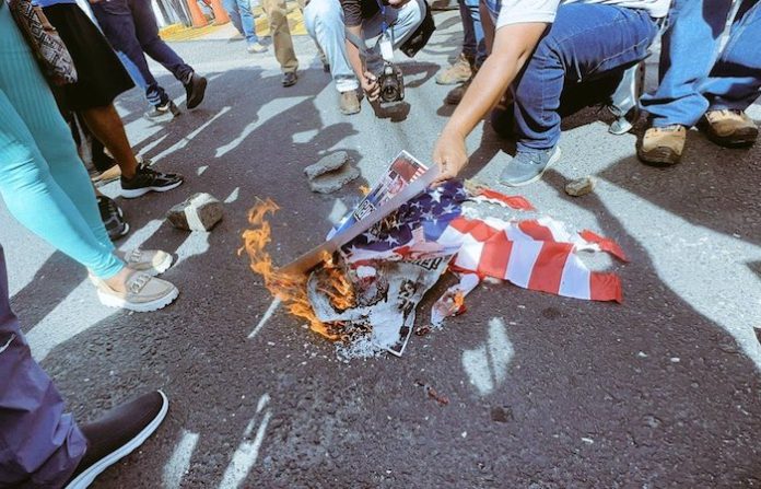 Trabajadores panameños queman la bandera de EU: “Ningún gringo invasor puede amenazarnos”