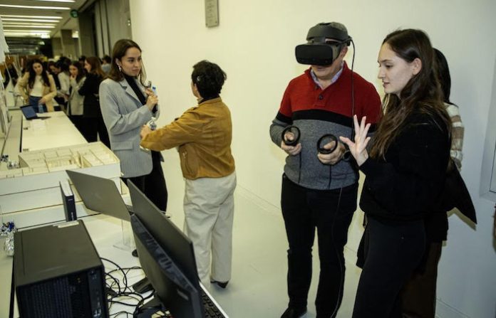 Estudiantes de diseño se centran en usuarios y tecnología avanzada
