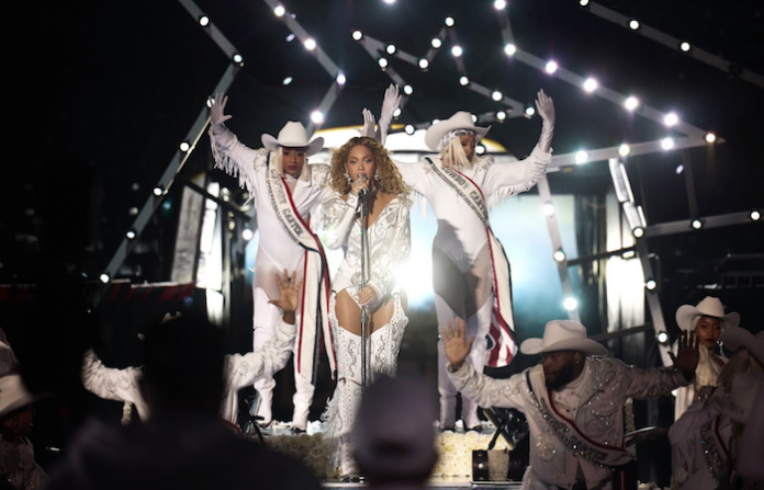 Beyoncé nos regala una interpretación épica en el show del medio tiempo del partido de Navidad de la NFL en vivo por Netflix