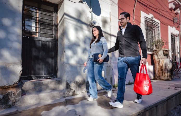 Santiago lleva esperanza y alegría con cenas navideñas a familias vulnerables