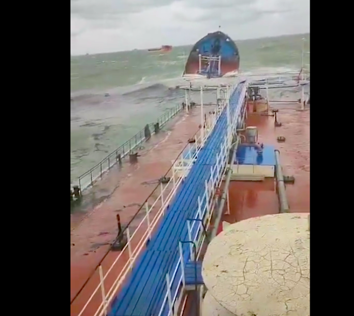 Unas 2.400 toneladas de combustible derramados al mar Negro por naufragio de petroleros