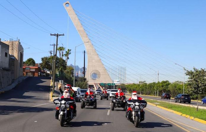 Policías transformados en Santa Claus llevan magia navideña a colonias de San Pedro