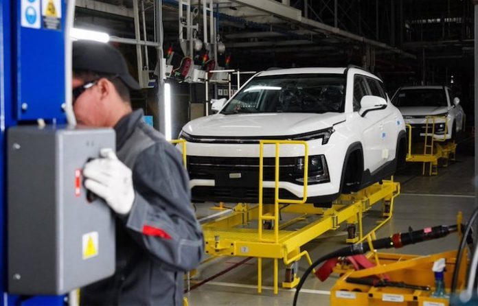 La producción de automóviles en Rusia entre enero y noviembre de 2024 crece en casi 40%