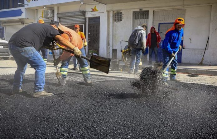 Monterrey repara baches en la calle Villagrán en el Centro de la ciudad