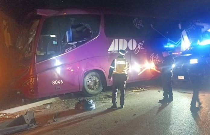 Al menos 8 muertos y 27 heridos por choque de camión con autobús en el este de México