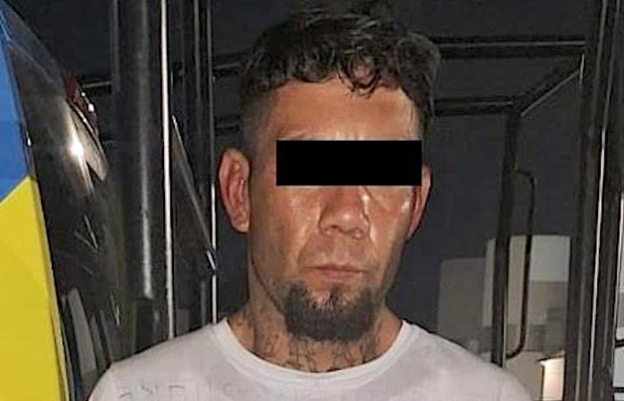 Detienen a hombre con presunta droga en el centro de Monterrey