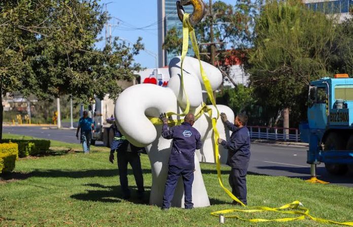 Reubican las esculturas “Los Gigantes” en San Pedro Garza García