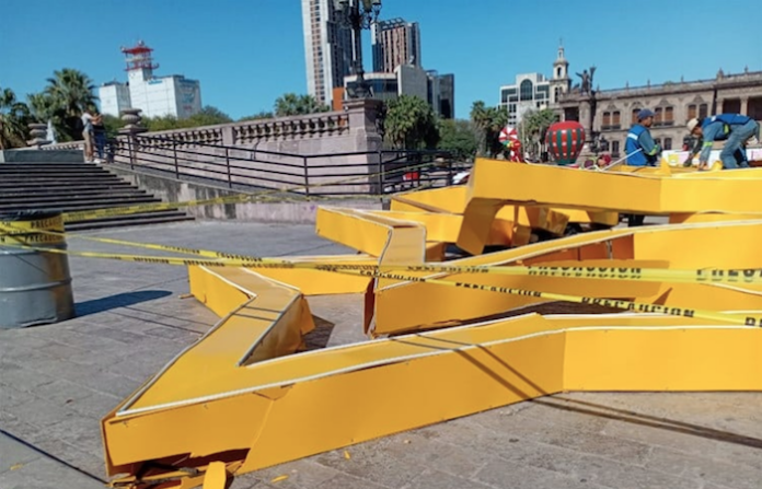 Vientos derriban estructuras navideñas en la Macroplaza; reportan lesionados