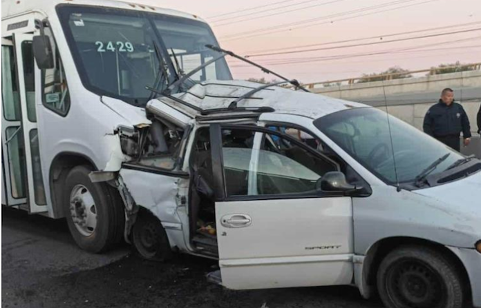 Choque entre transporte de personal y auto particular deja tres lesionados en Apodaca